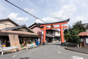 三宅八幡宮の鳥居のある道