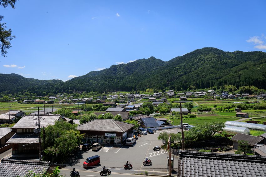 大原にあるファミリマートの駐車場からの景色