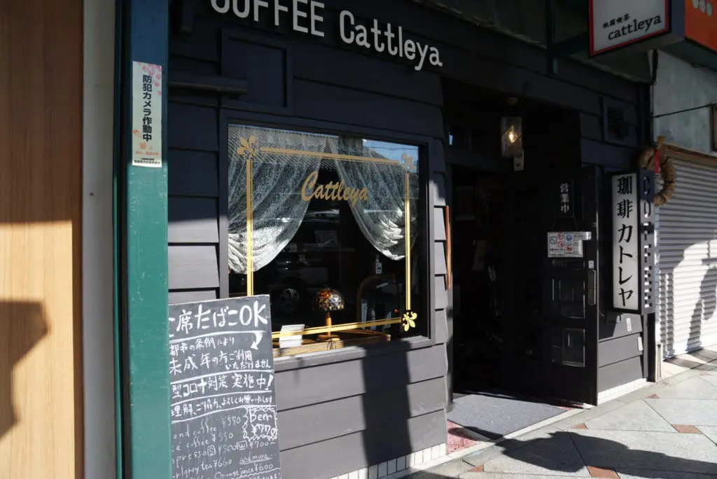 京都祇園　お茶屋　看板 京都祇園のお茶屋に劇画屛風のなぜ 火災全焼のお茶屋へ漫画家が込めた