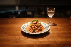 京都「喫茶Cizool」静かなカウンターで味わうソムリエ仕立てのナポリタン