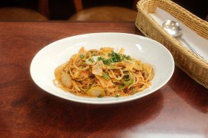 重厚感あるレトロ喫茶で、トマトソース仕立ての上品なナポリタンを
